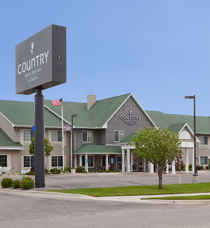 Country Inn & Suites Willmar exterior during the day
