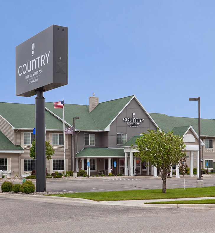Country Inn & Suites Willmar exterior during the day
