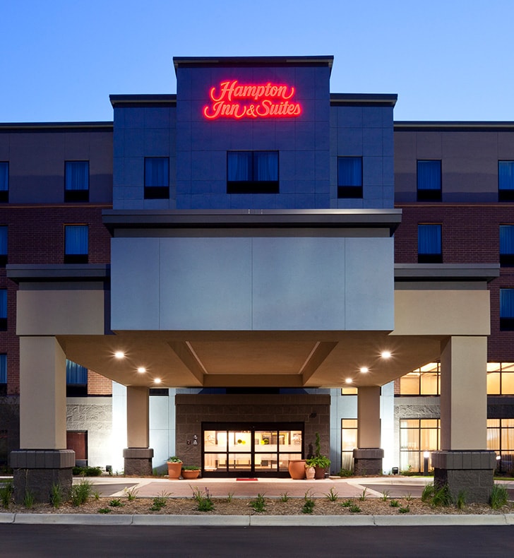 Hampton Inn Minnetonka Exterior at Night