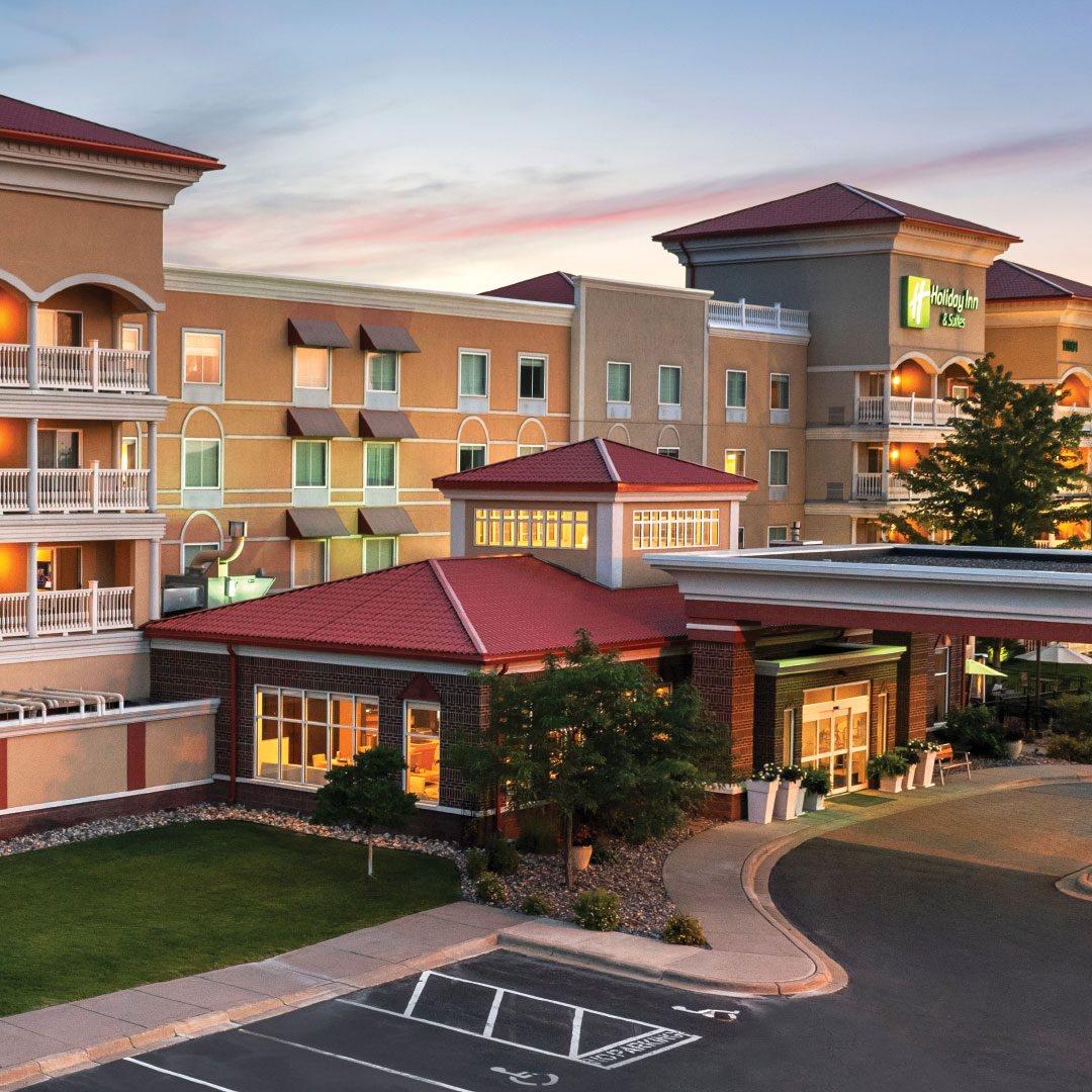 Holiday Inn Maple Grove Arbor Lakes Exterior at Dusk